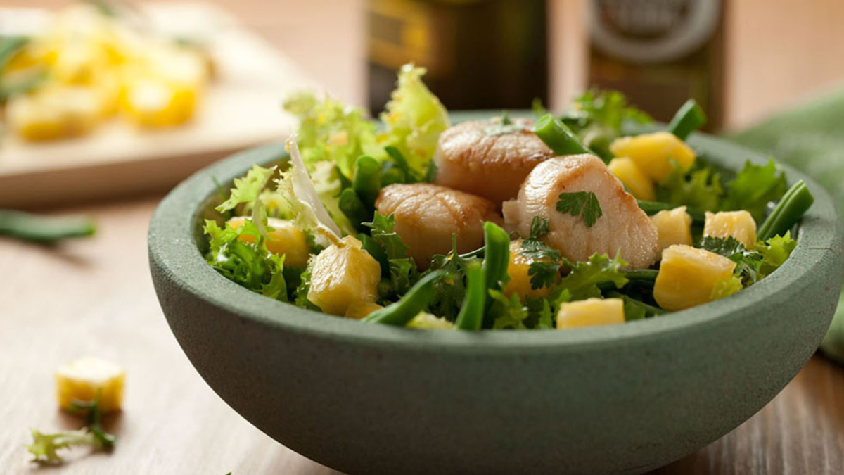 SALADA DE FEIJÃO-VERDE, ABACAXI E VIEIRAS SALTEADAS