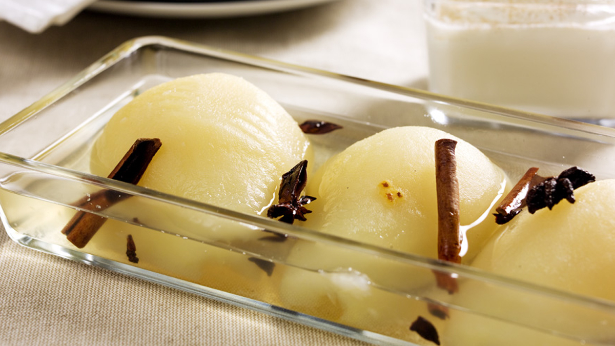 PÊRAS COZIDAS EM VINHO BRANCO COM ESPUMA DE IOGURTE