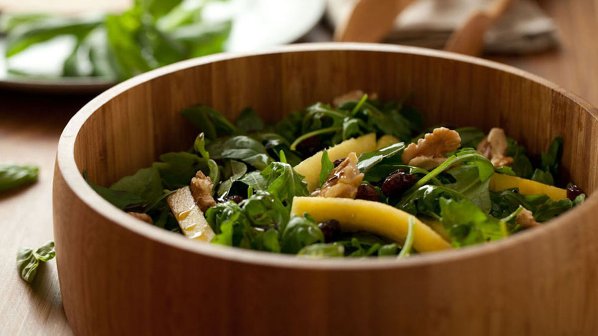 SALADA DE RÚCULA COM NOZES E PASSAS