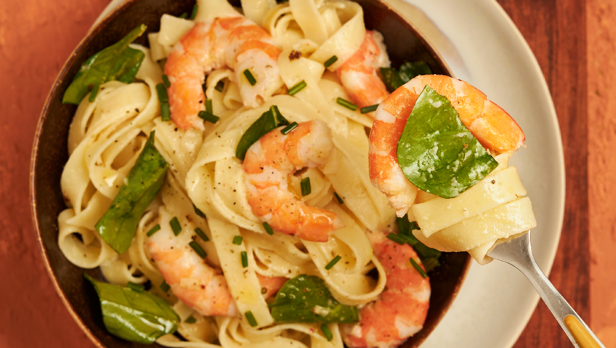 Tagliatelle com camarão espinafres e alho