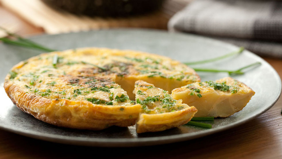 TORTILHA DE BATATA E CEBOLINHO