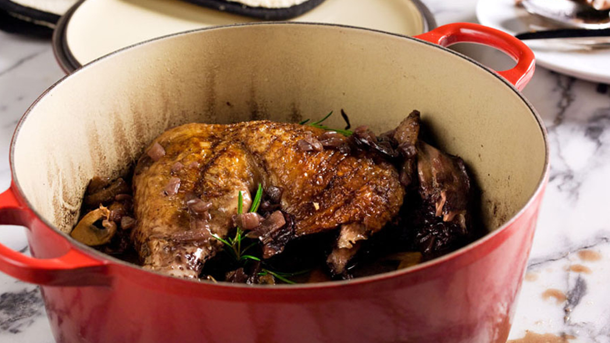 ESTUFADO DE PERÚ COM VINHO TINTO E SALVA