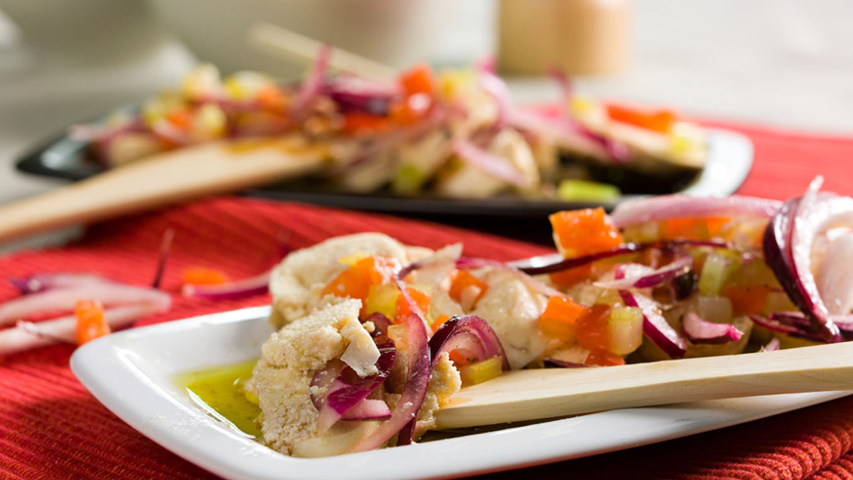 OVAS ESCALFADAS EM SALADA DE LEGUMES E ANCHOVAS