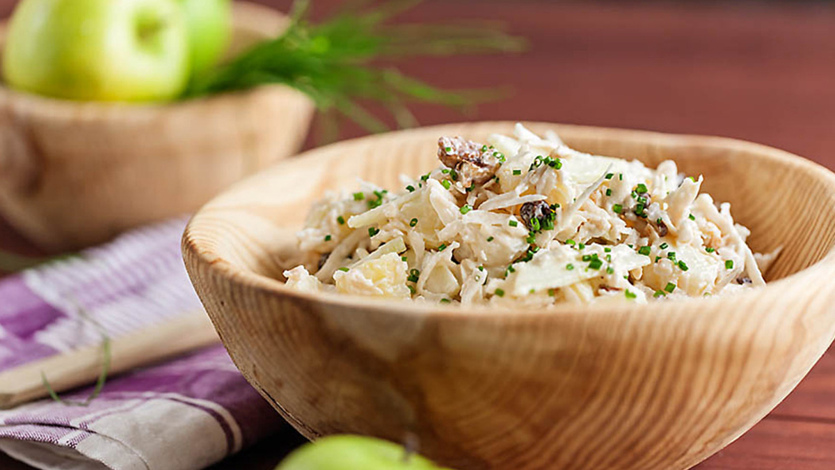 SALADA DE BOLBO DE AIPO, BATATA, MAÇÃ E MAIONESE DE FRUTOS SECOS