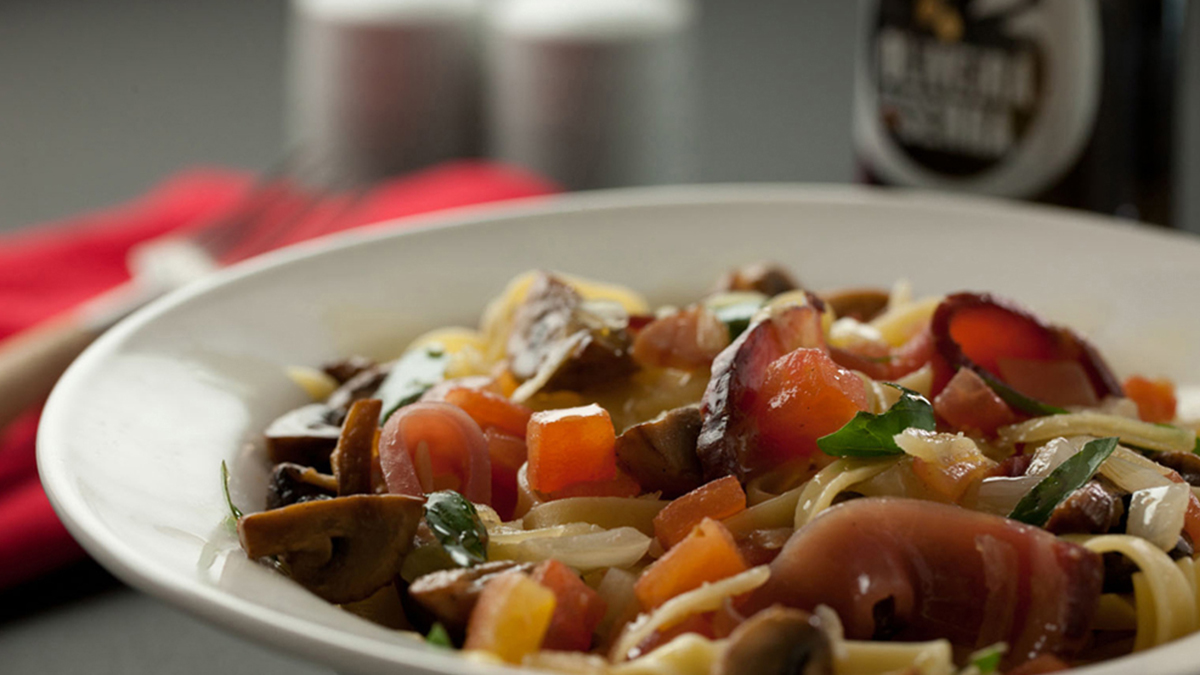 TAGLIATELLE COM COGUMELOS DE PARIS