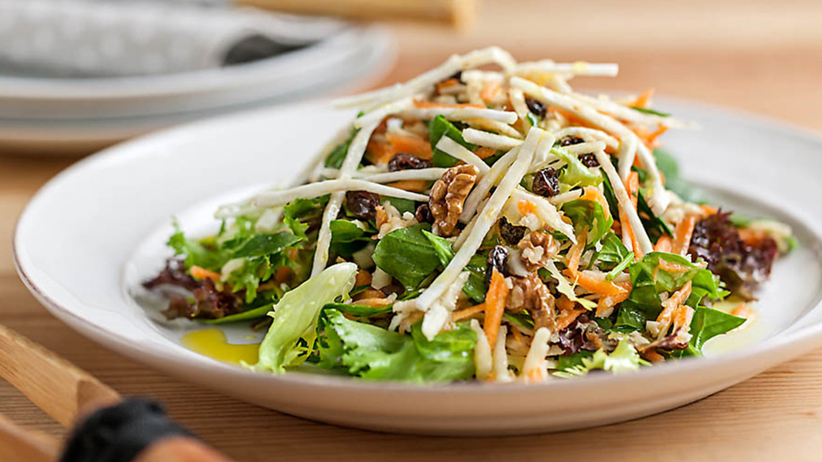SALADA DE ALFACE, AGRIÕES, CENOURA, FRUTOS SECOS E AIPO