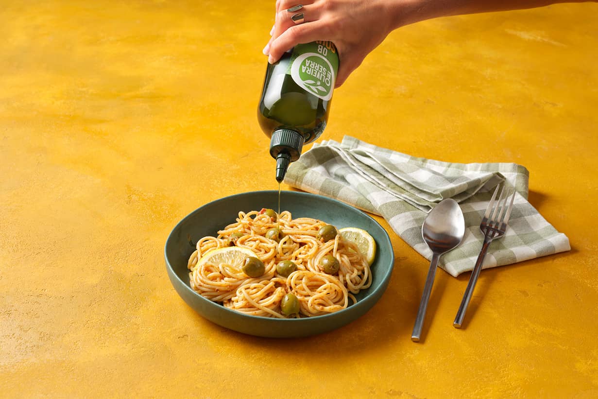 Esparguete com limão, azeitonas verdes e pesto de ricotta