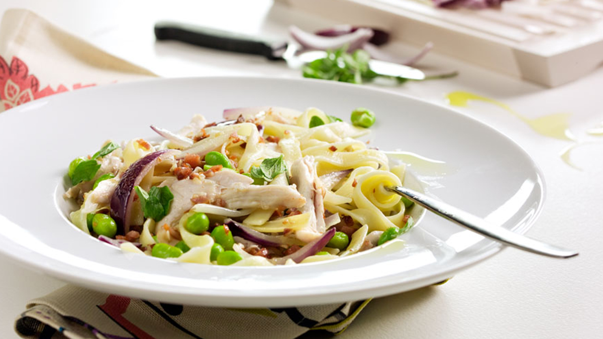 LINGUINI COM COELHO CONFITADO, ERVILHAS E TOMILHO