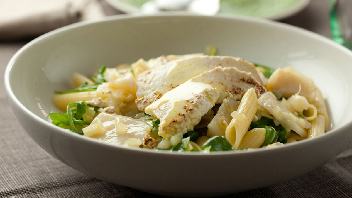 PENNE COM BACALHAU E REQUEIJÃO CORADO