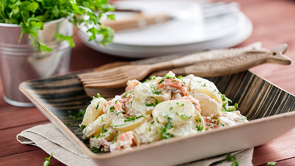 SALADA DE BATATA NOVA COM MAIONESE DE ALHO E SALMÃO FUMADO