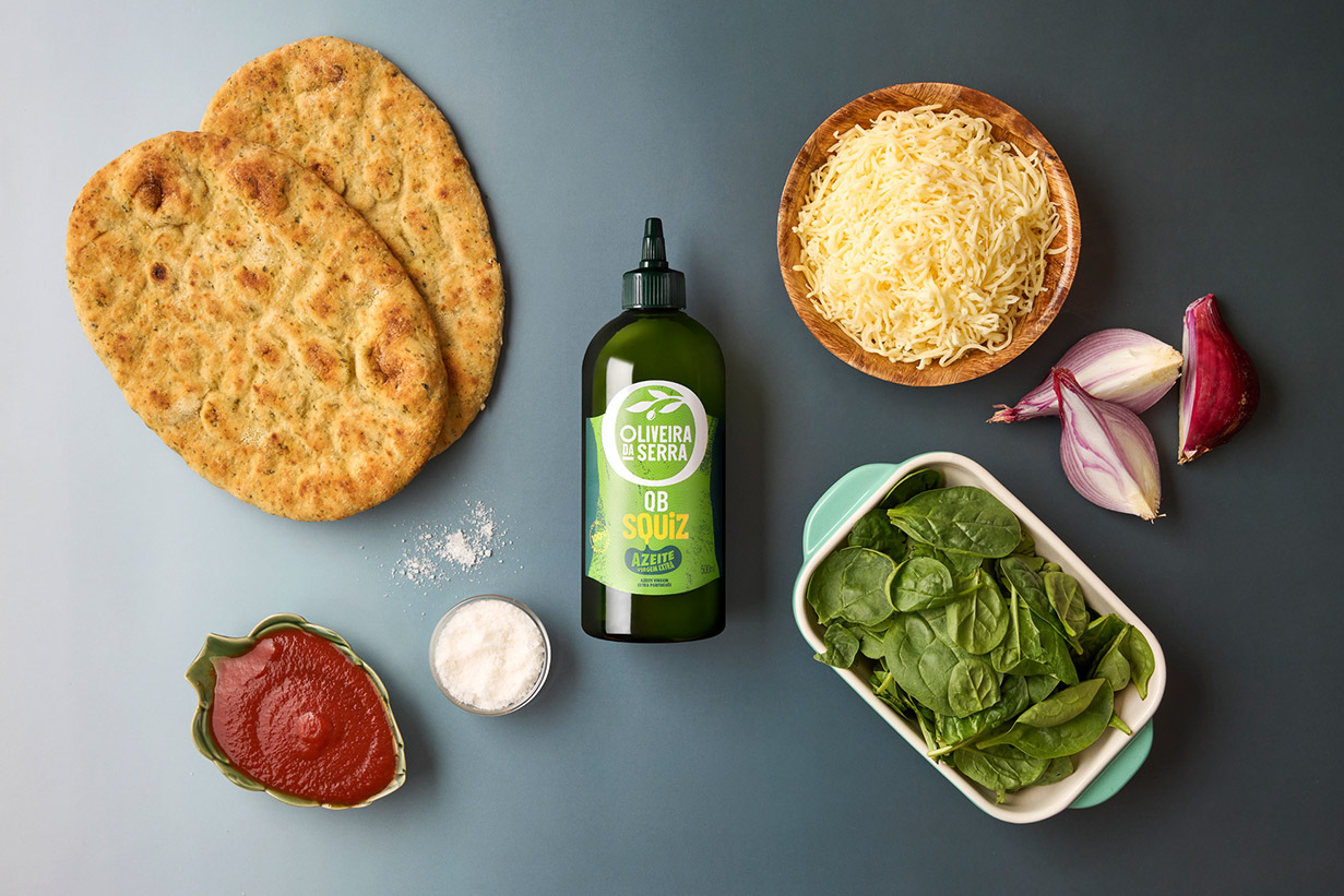 Pizza de pão naan com cebola roxa e espinafres
