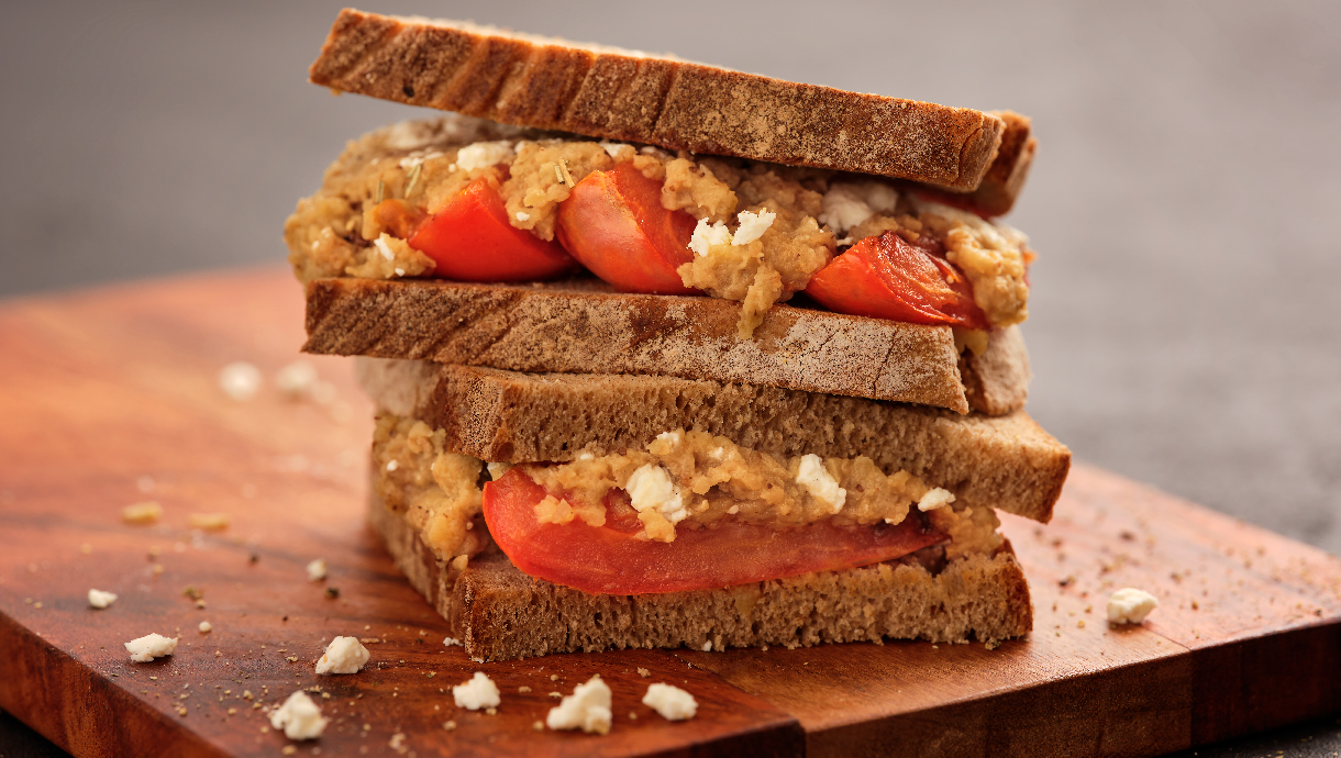 Sanduíche de beringela assada, tomate grelhado e queijo feta