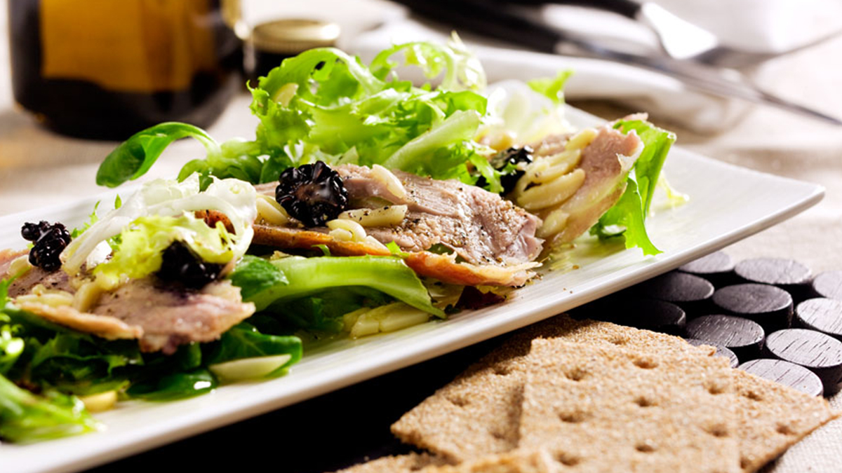 SALADA DE ROSBIFE COM VINAGRETA DE AMORAS