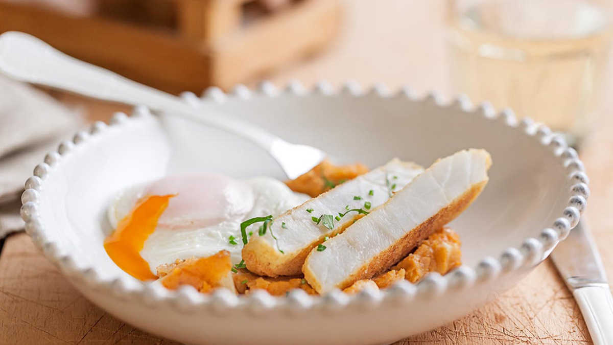 FILETES DE CHAPUTA COM AÇORDA DE TOMATE E OVO ESCALFADO
