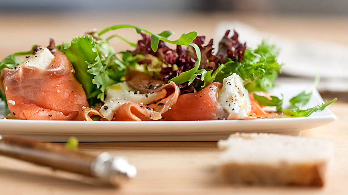 SALADA DE QUEIJO CABRA COM SALMÃO FUMADO